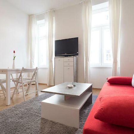 Bright Red Heart Apartment In Leopoldstadt Wenen Buitenkant foto