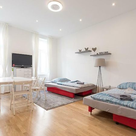 Bright Red Heart Apartment In Leopoldstadt Wenen Buitenkant foto