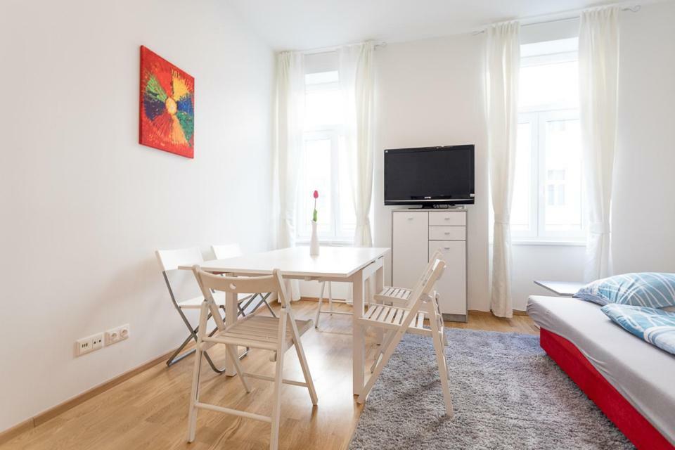 Bright Red Heart Apartment In Leopoldstadt Wenen Buitenkant foto