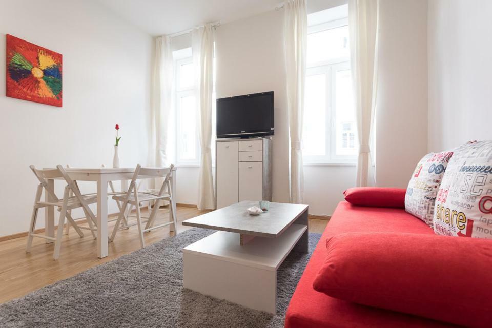 Bright Red Heart Apartment In Leopoldstadt Wenen Buitenkant foto