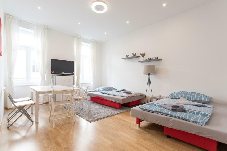 Bright Red Heart Apartment In Leopoldstadt Wenen Buitenkant foto