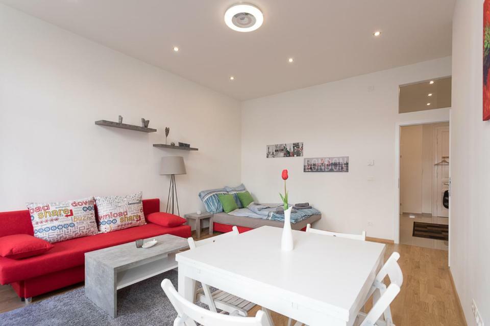 Bright Red Heart Apartment In Leopoldstadt Wenen Buitenkant foto