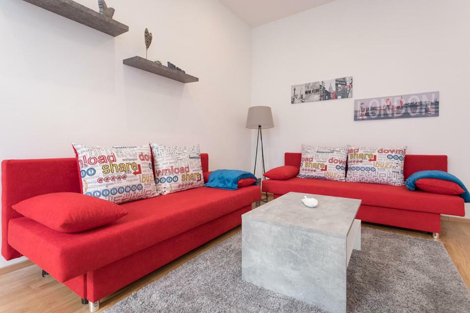 Bright Red Heart Apartment In Leopoldstadt Wenen Buitenkant foto