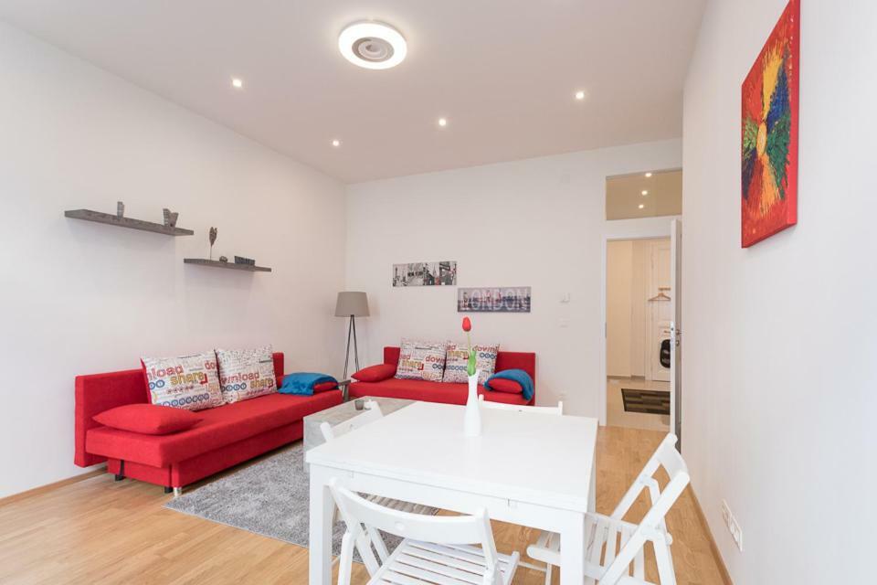 Bright Red Heart Apartment In Leopoldstadt Wenen Buitenkant foto